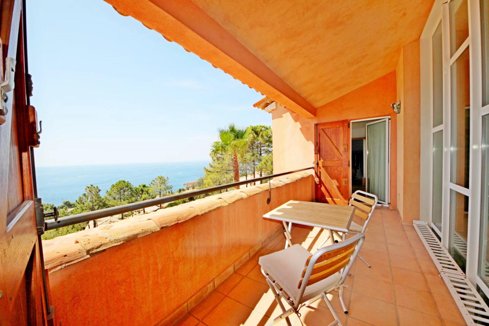 AGAY BORD DE MER ENTRE CANNES ET SAINT RAPHAEL. VILLA DE CARACTERE 10 PIECES FACE MER