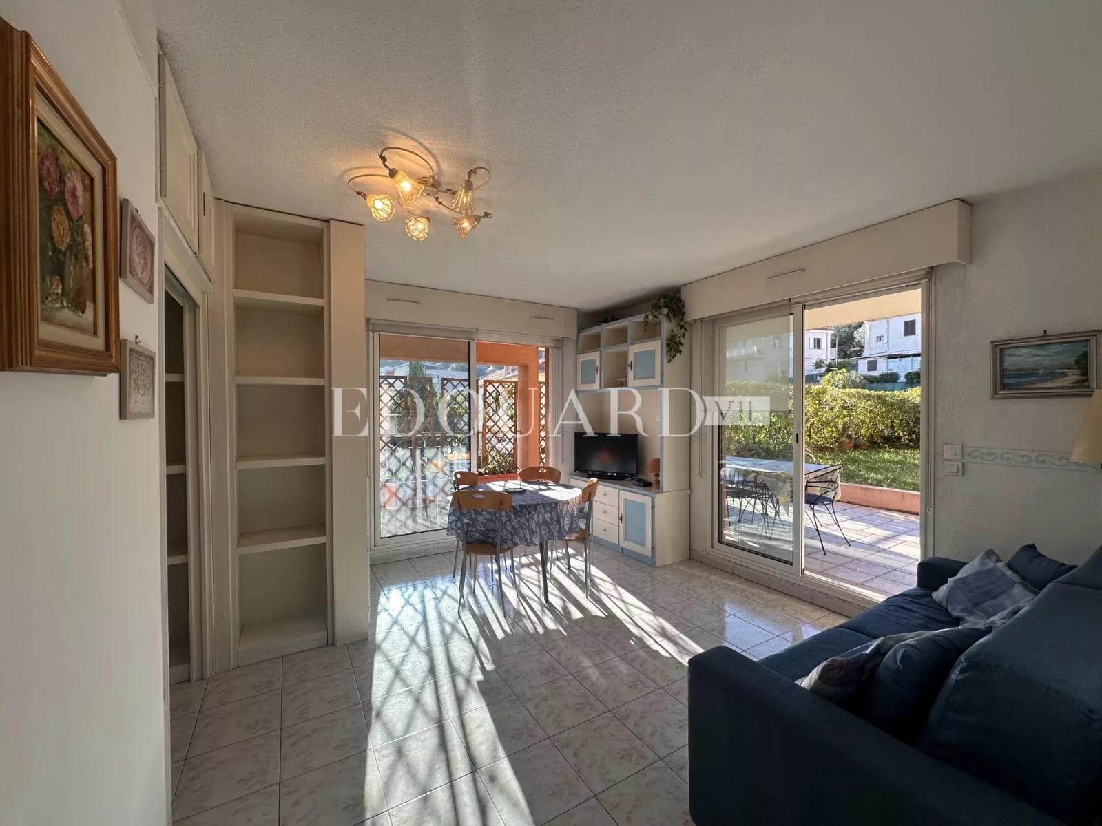 En exclusivité trois pièces traversant à vendre avec grande terrasse couverte vaste jardin