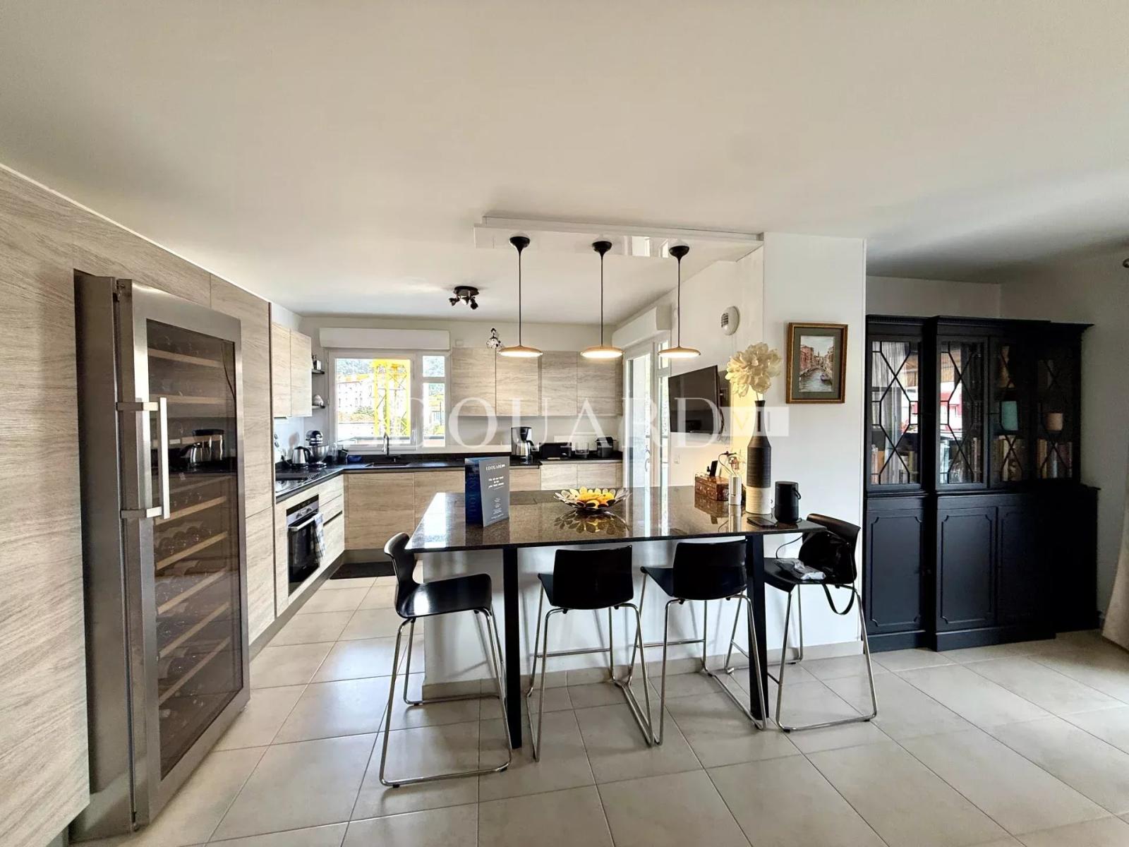 Sur la commune de Menton, superbe quatre pièces avec magnifique terrasse, cave et garage