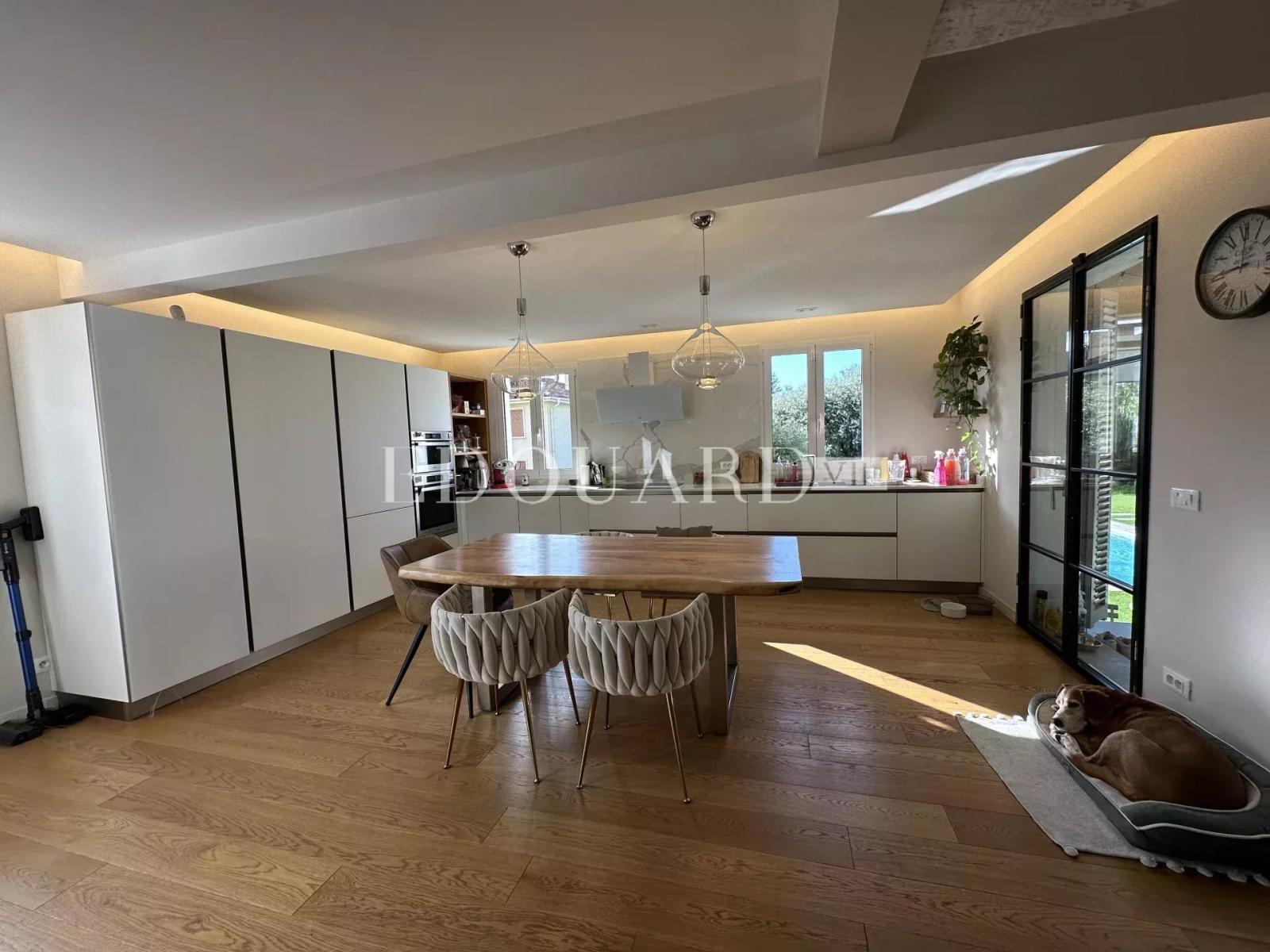 En exclusivité villa superbement rénovée avec piscine, jardin plat, grand garage et vaste parking extérieur