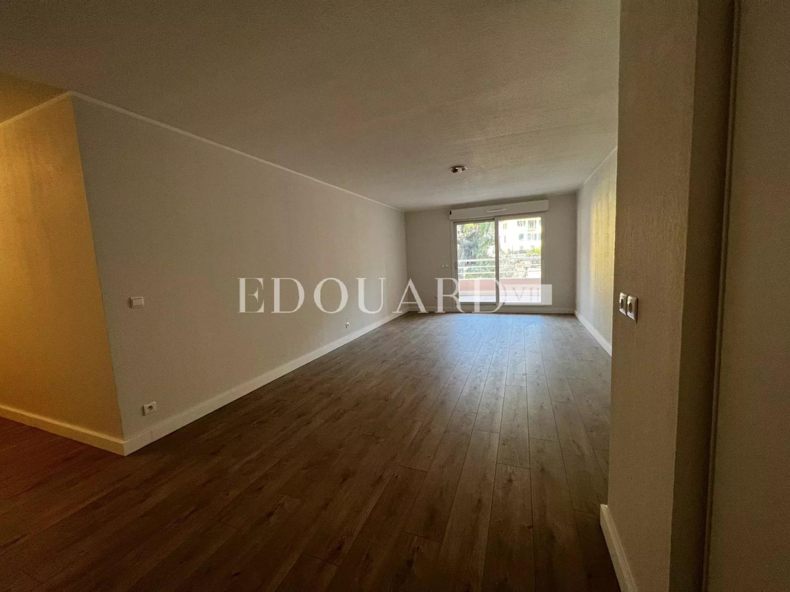 En exclusivité deux pièces complément rénové avec terrasse et parking, au cinquième étage d’un immeuble récent