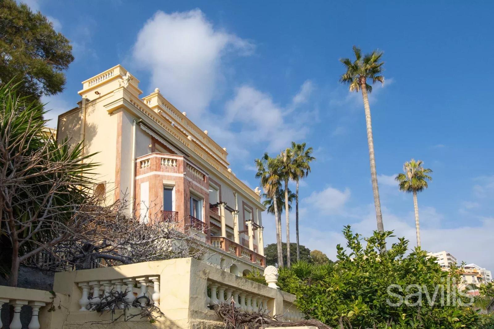 Magnifique penthouse proche de Monaco avec terrasses et vue mer