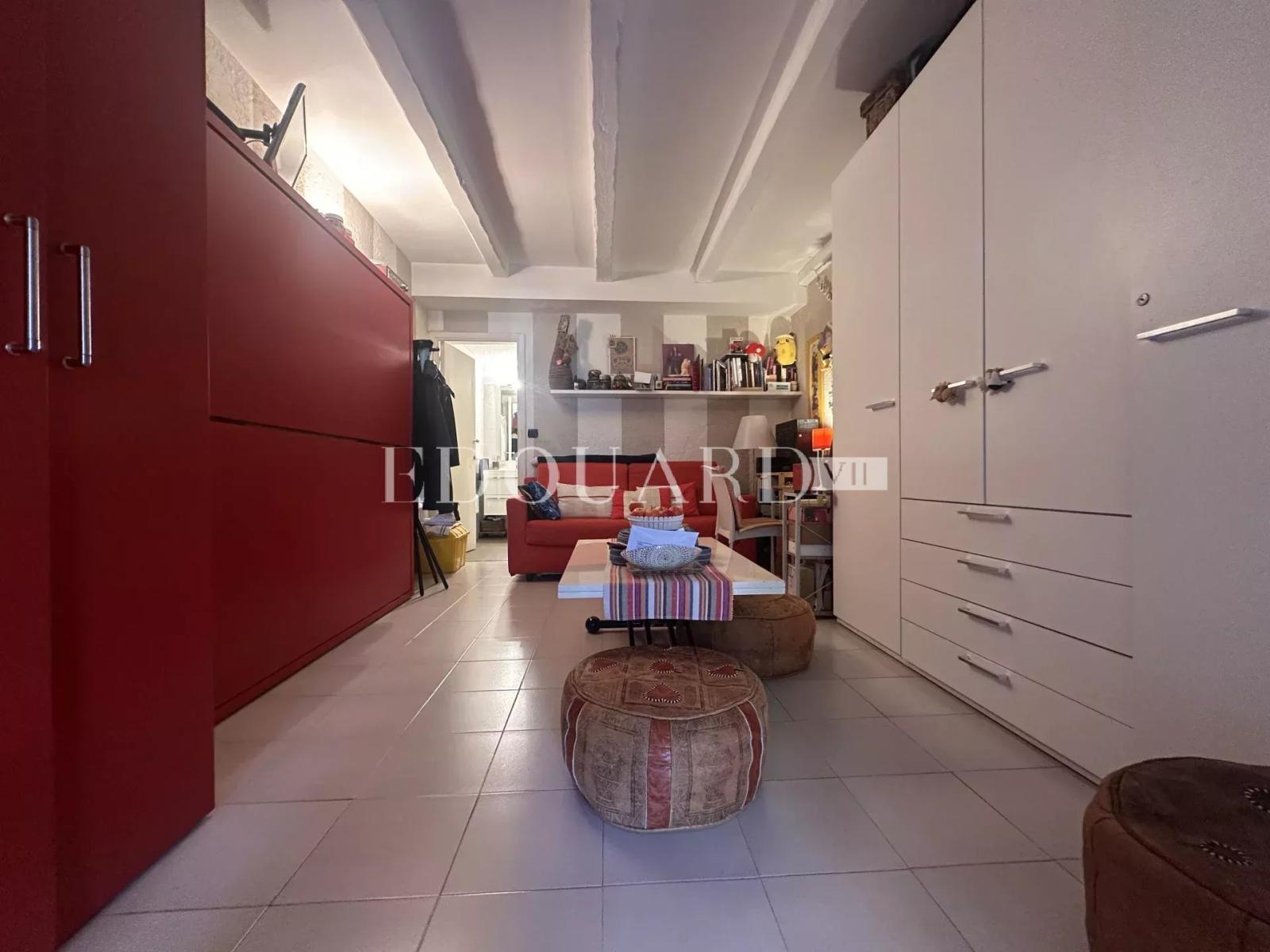 Dans le centre de Menton, à vendre en exclusivité spacieux studio avec grande terrasse exposée Ouest
