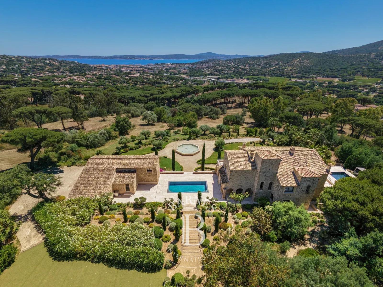 SAINTE-MAXIME - GOLFE DE SAINT-TROPEZ  - PROPRIÉTÉ UNIQUE - 2 PISCINES - 4.8 HECTARES