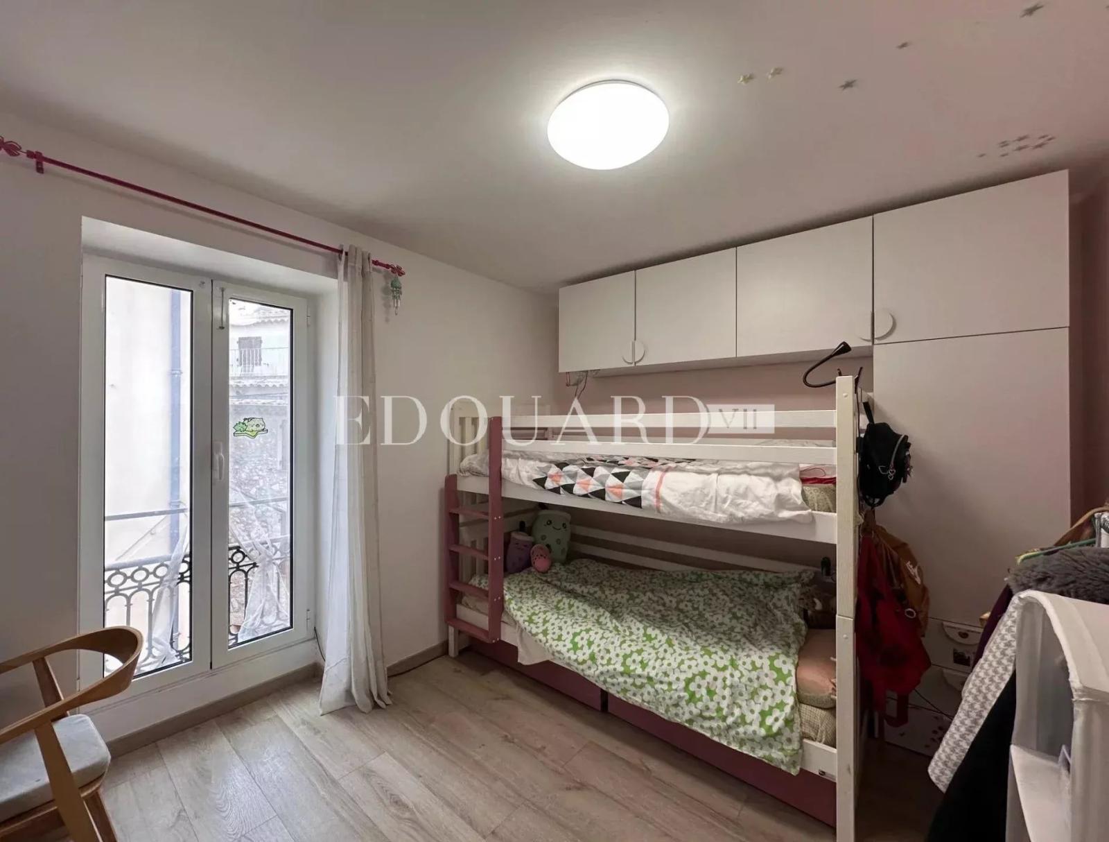 Au cœur du splendie village de La Turbie, à vendre charmant trois pièces entièrement rénové