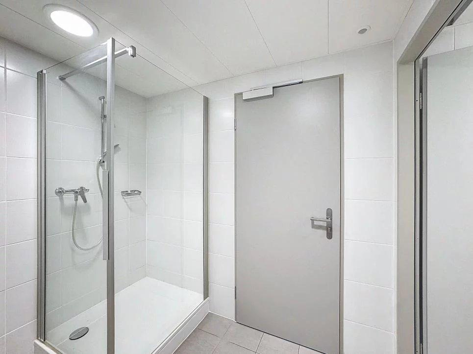 Bureaux spacieux à louer, emplacement stratégique proche de l'aéroport.