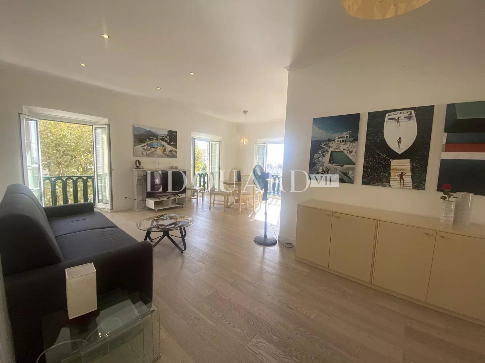 Grand deux pièces finement rénové, au dernier étage d’un joli immeuble ancien en plein centre de Menton