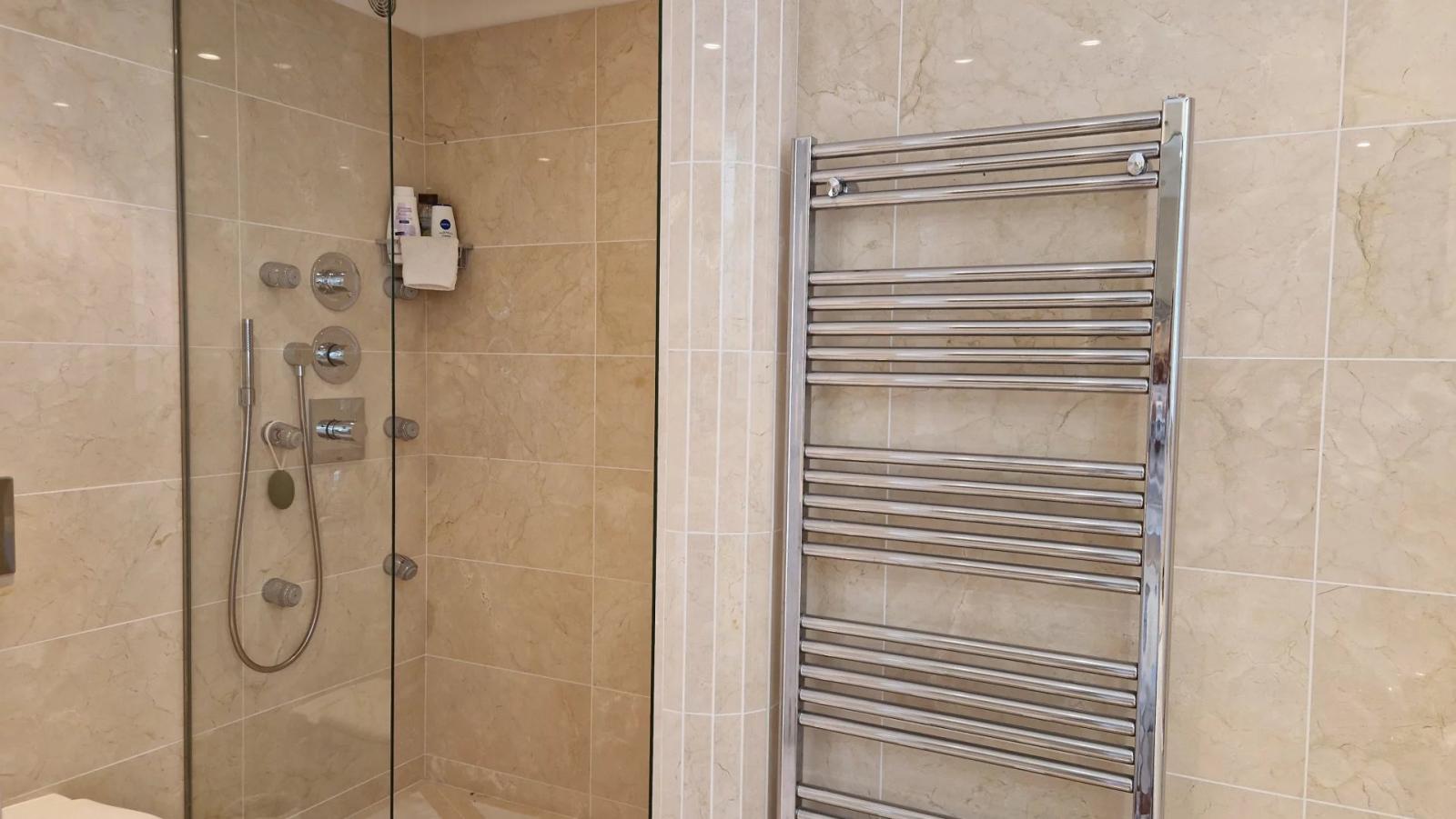 LE CANNET - GRAND APPARTEMENT T4 TRAVERSANT - PLEINE VUE MER