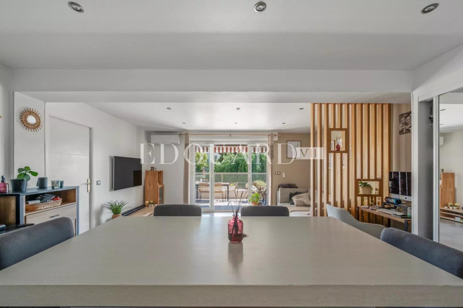 Sur la commune de Villefranche sur Mer,  charmant quatre pièces à vendre avec grande terrasse