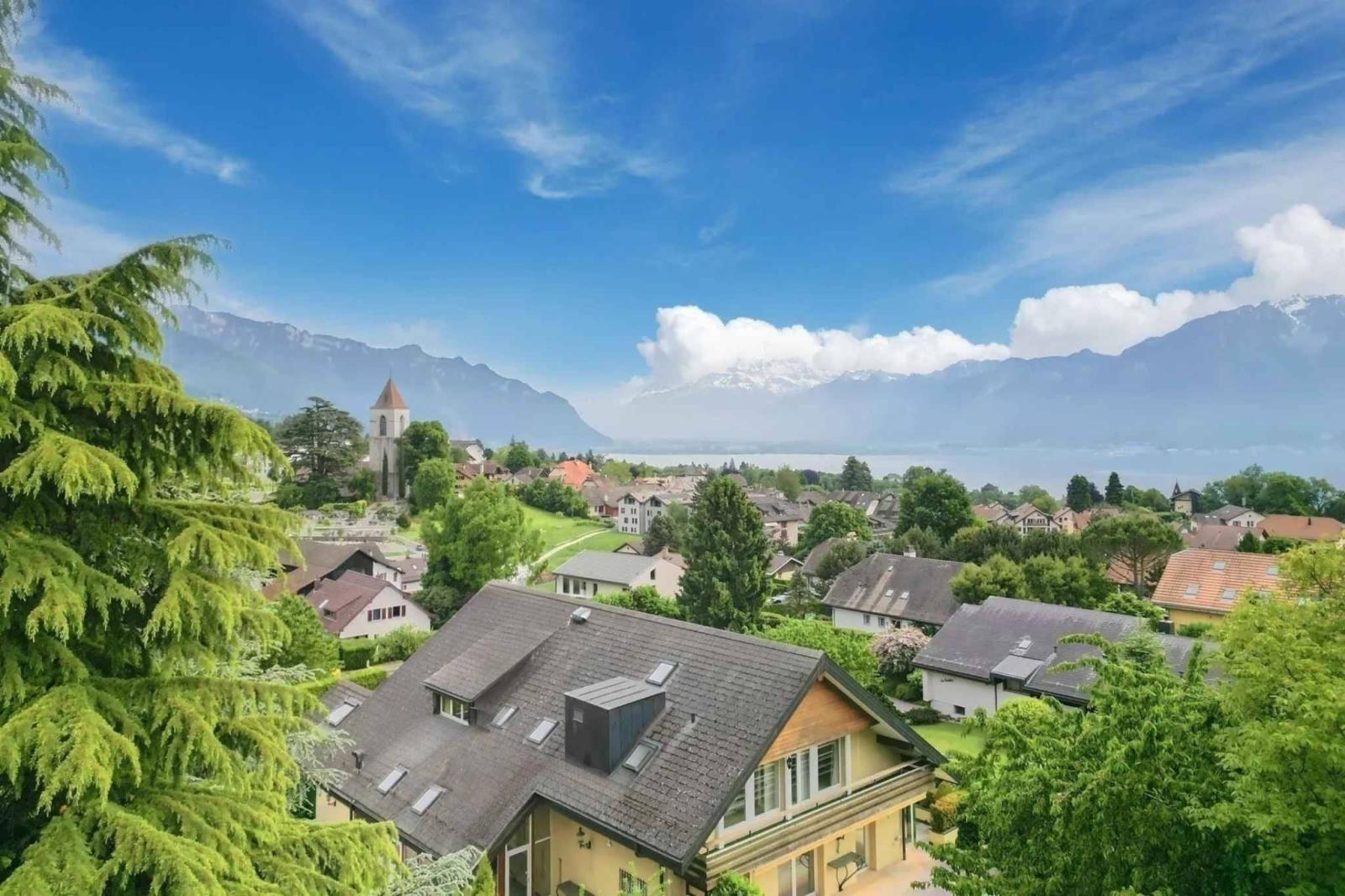 Villa familiale avec vue sur le lac, piscine intérieure et grand jardin