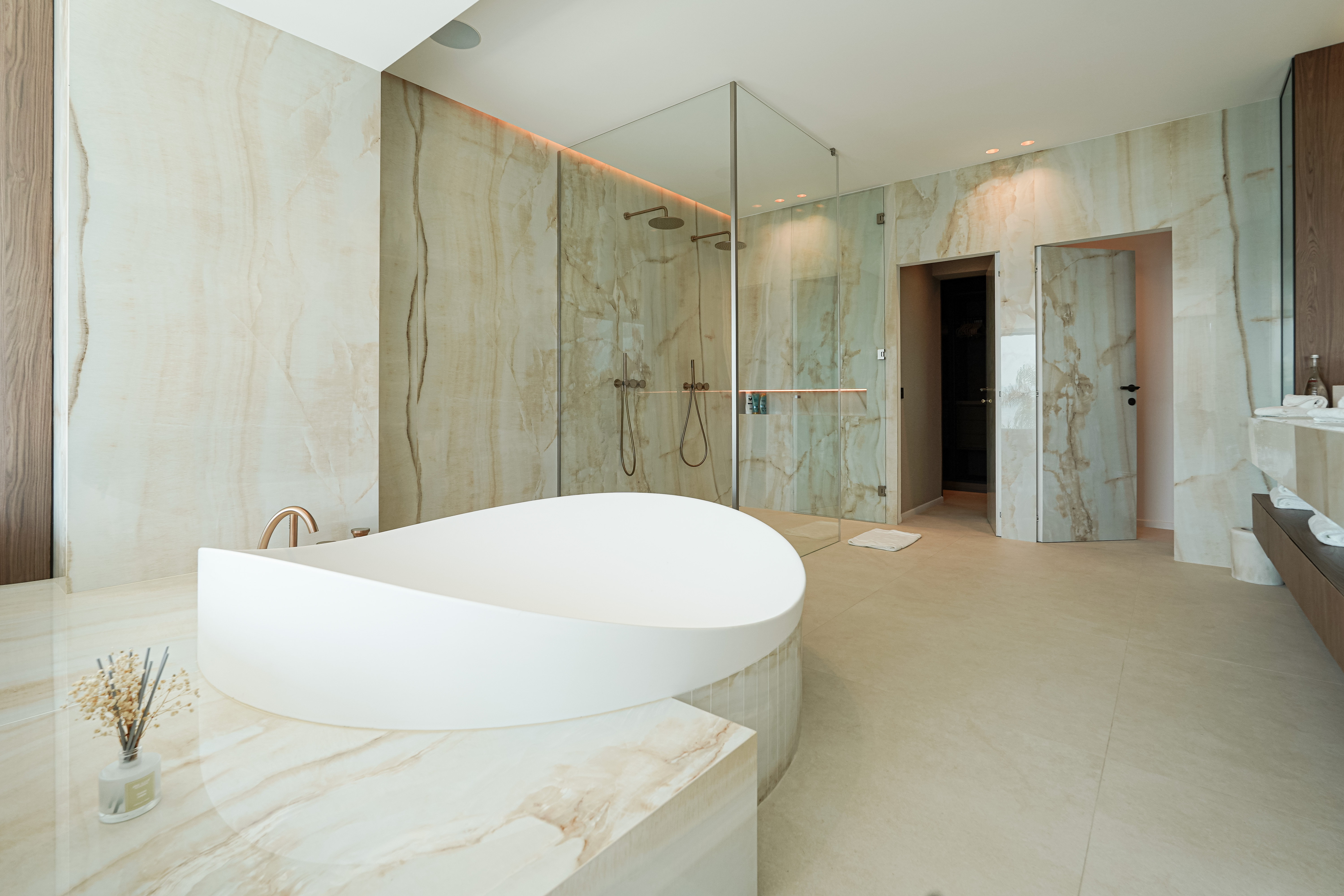 7PDtY_sdb-master2-villa-cap-martin-valeri-agency-by-jm-barei-1785495630.jpg