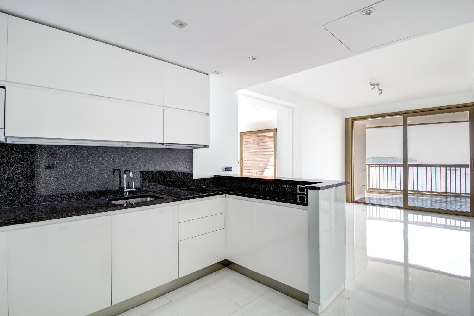 MIRABEAU : Rare appartement de 3 chambres à coucher et belle vue mer