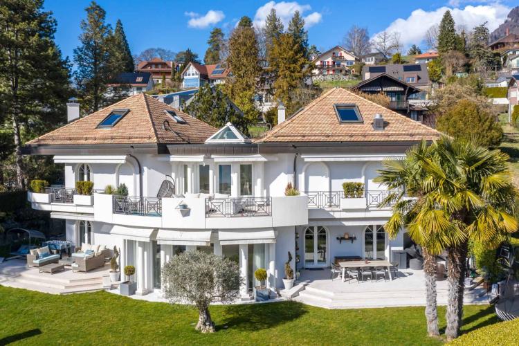 Unique Propriété de 8.5 pièces avec vue panoramique et piscine