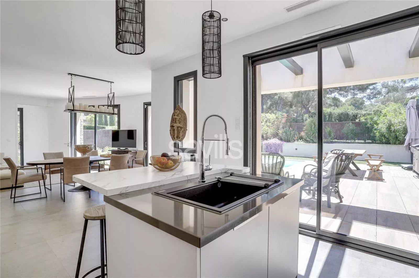 Villa à Saint-Tropez, située dans un domaine privé proche des plages.