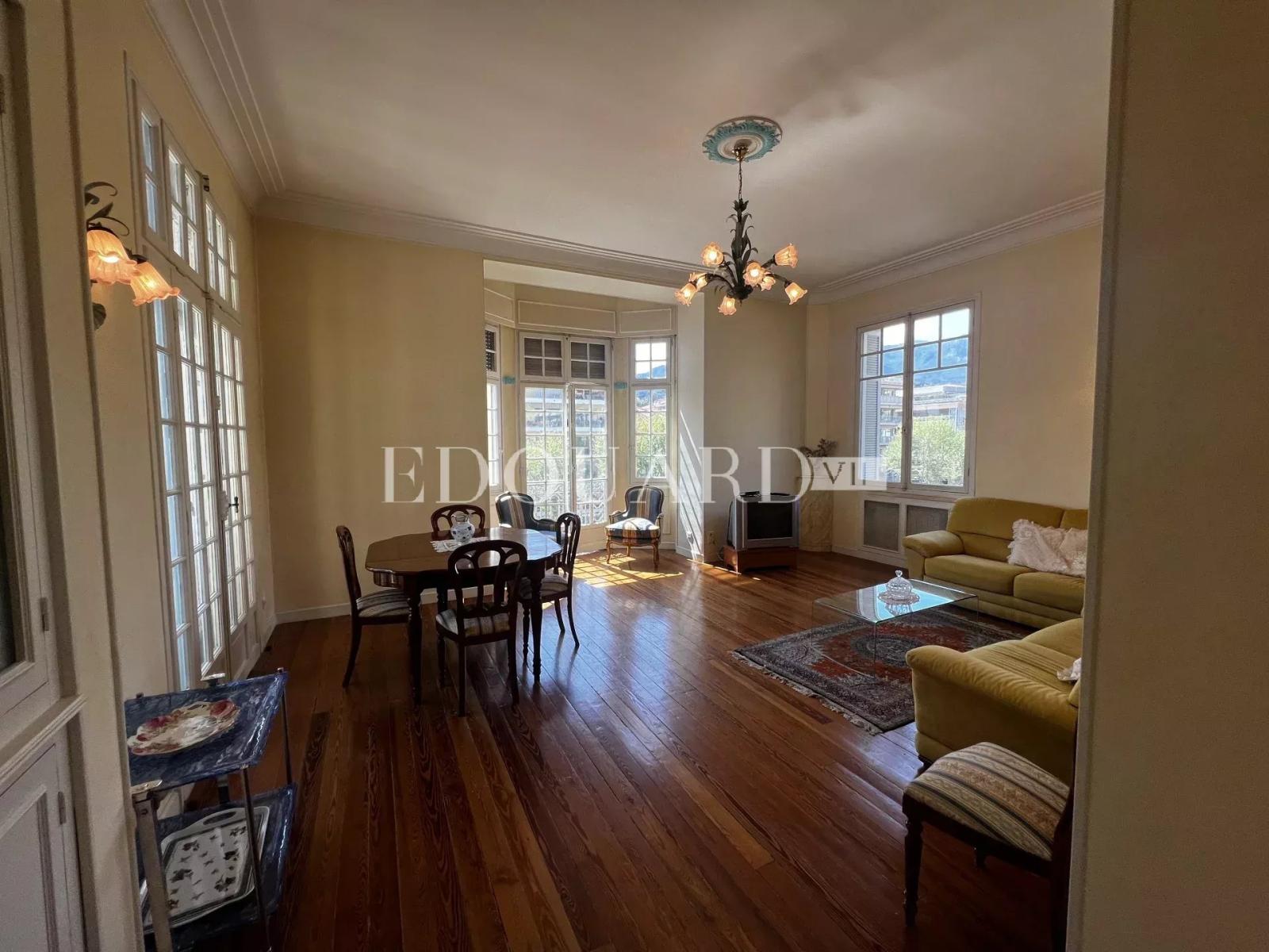 En exclusivité trois pièces à vendre avec belle vue sur la ville jusqu’à la mer, en plein centre de Menton