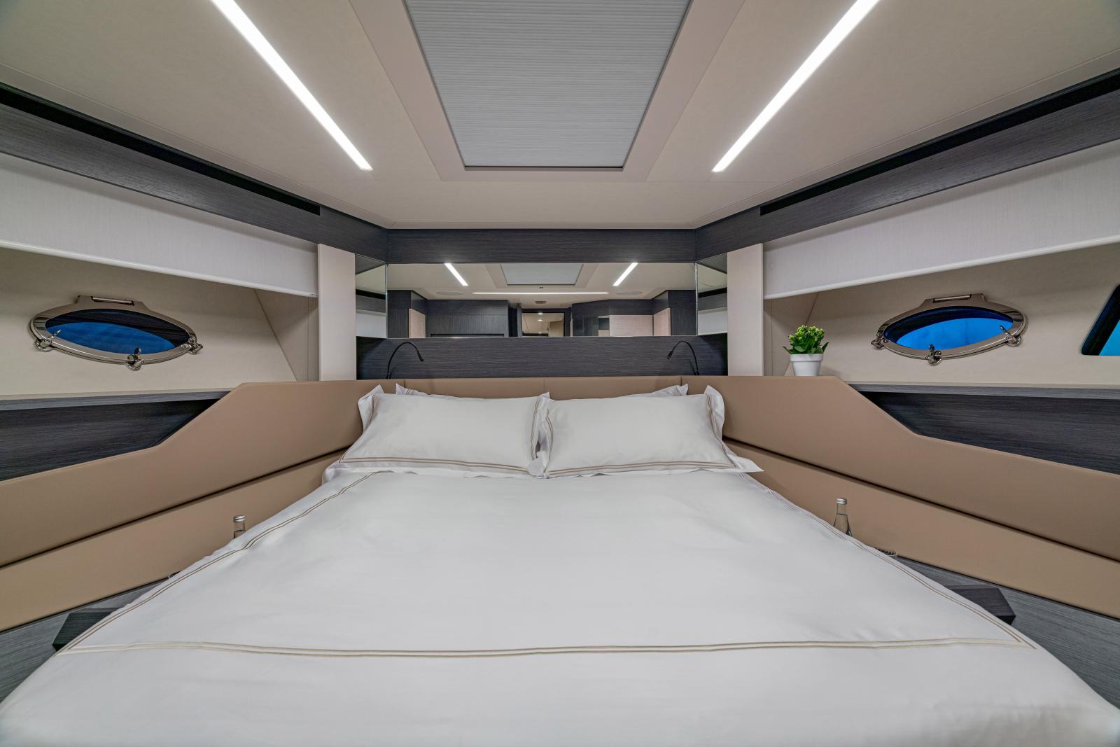 8081b_mfjqm_02_pershing_8x_16_silver_bullet_interior_12.jpg