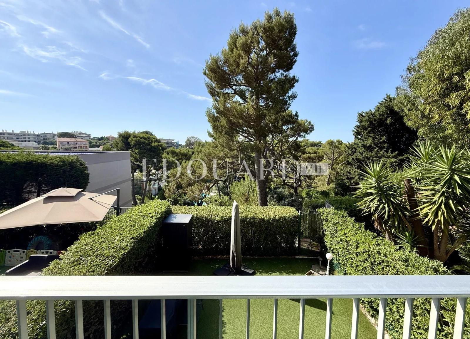 Dans prestigieux immeuble sur le Plateau du Cap, à vendre élégant deux pièces avec terrasse et cave
