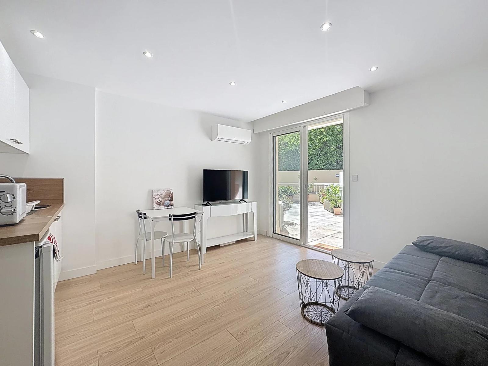 CANNES CENTRE STUDIO 25m2 TERRASSE RENOVE