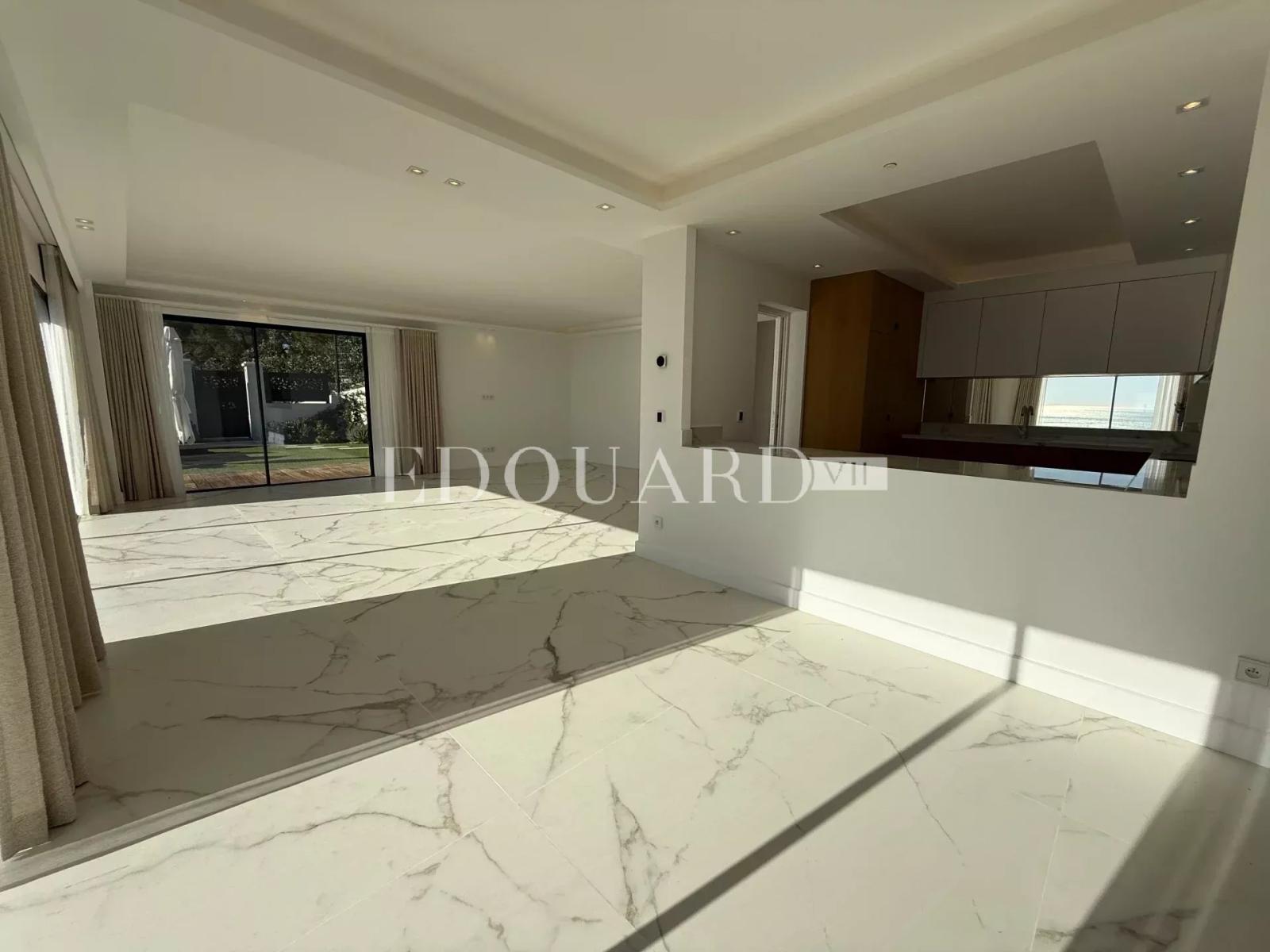 Villa entièrement rénovée avec grandes terrasses, superbe vue mer panoramique et piscine