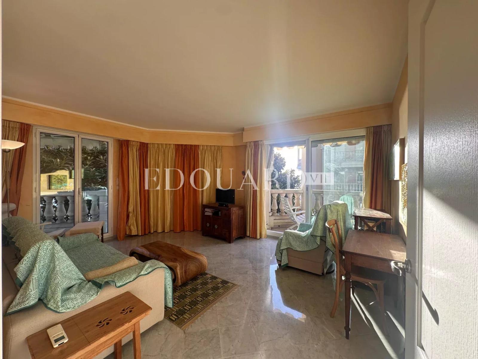 Dans résidence de luxe, deux pièces avec terrasse, balcon, belle vue mer,  cave et parking en sous-sol