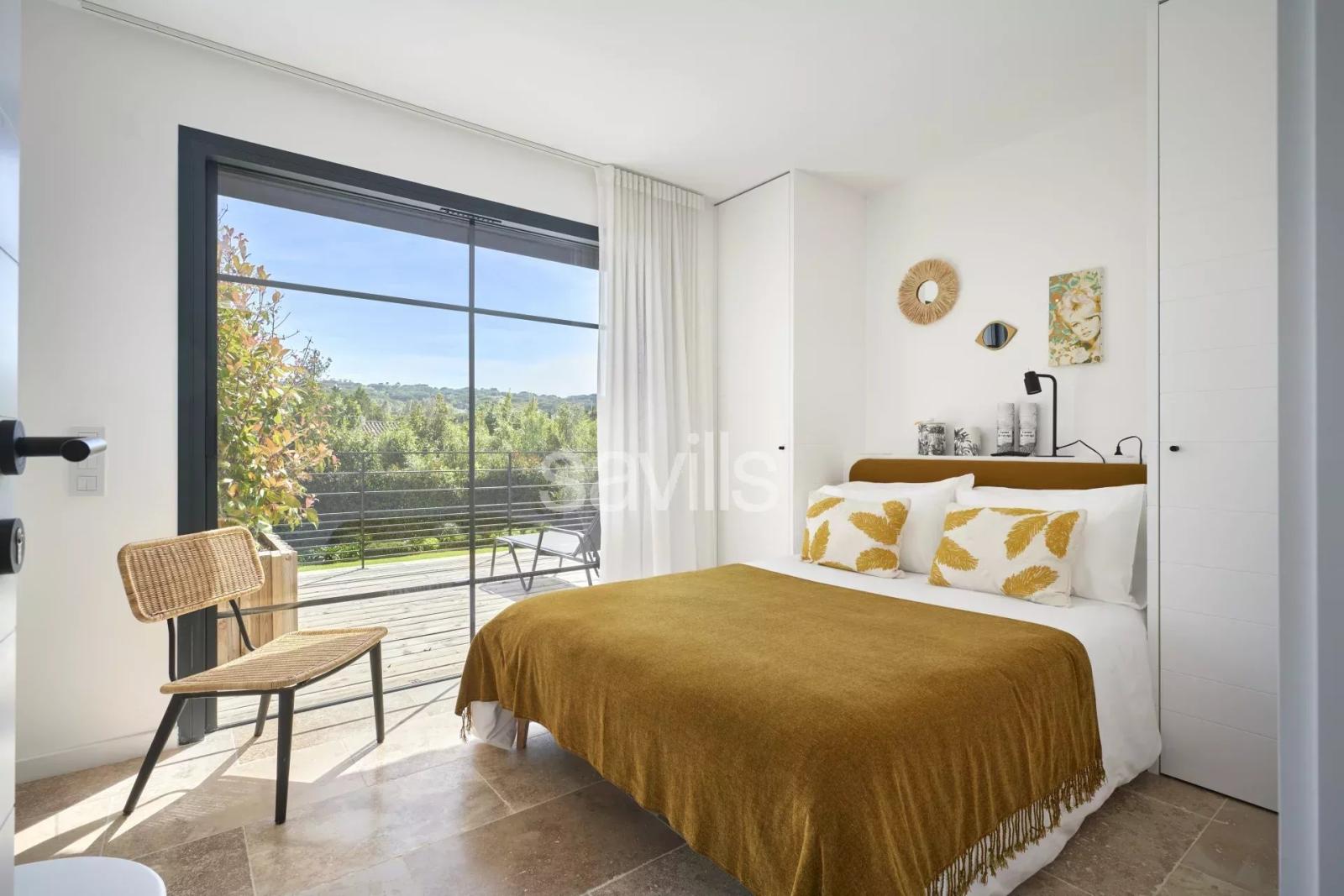 Villa moderne, cinq chambres, piscine privée et plages à 15 mins