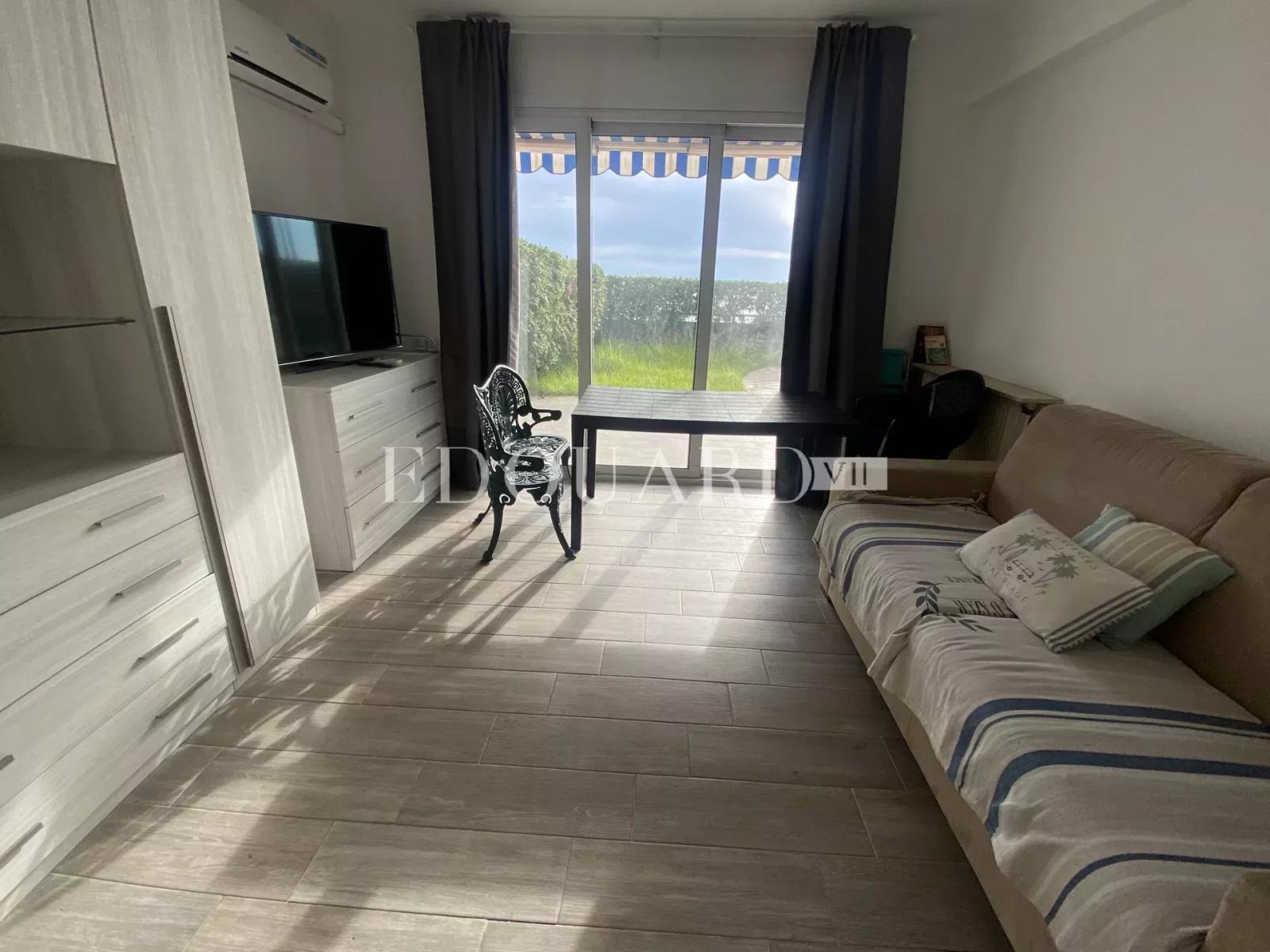 Trois pièces entièrement rénové avec terrasse, jardin et splendide vue mer, dans immeuble face aux plages