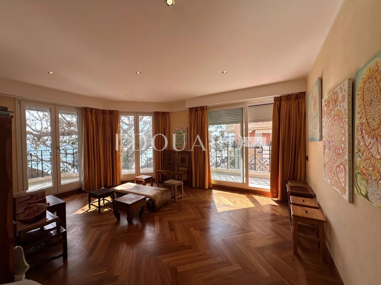 Dans résidence de luxe, deux pièces avec grande terrasse,  belle vue mer,  cave et parking en sous-sol