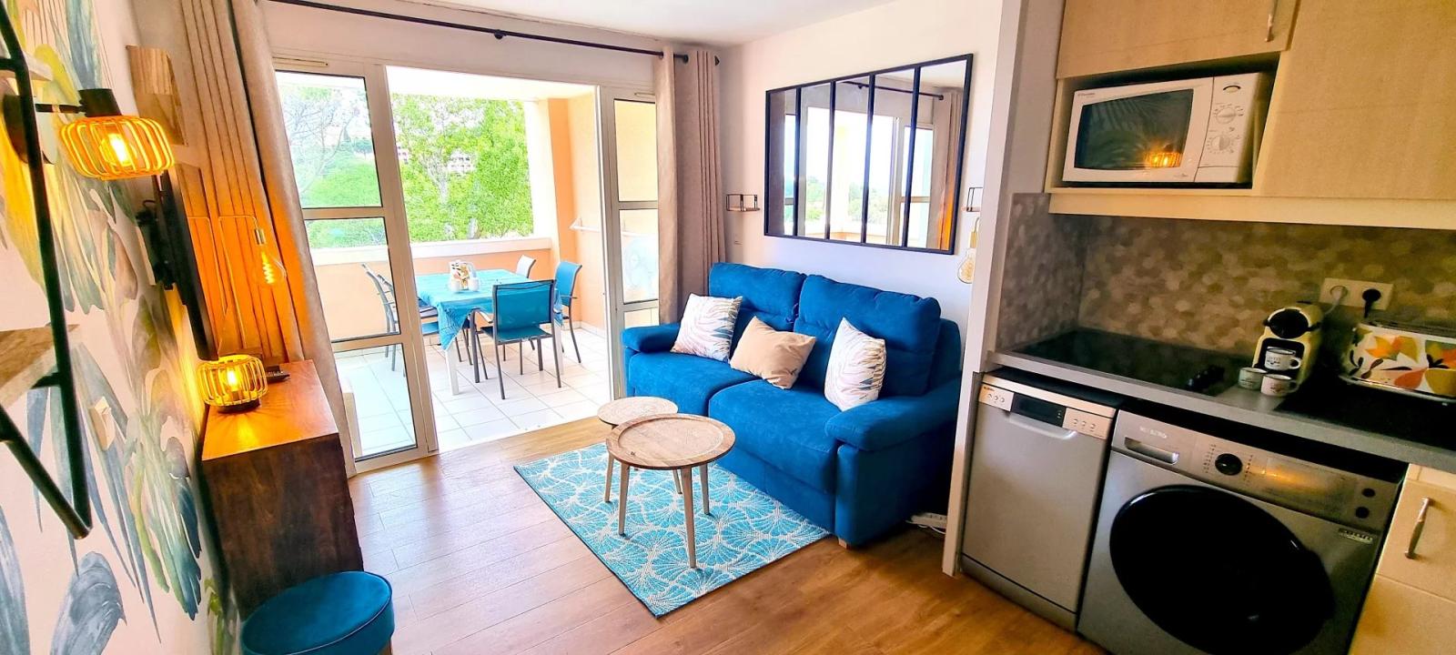 AGAY CAP ESTEREL SUPERBE 2 PIECES AVEC LARGE TERRASSE