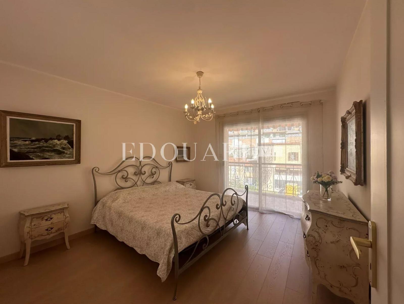 En exclusivité trois pièces rénové avec terrasse, au quatrième étage d’un bel immeuble contemoporain