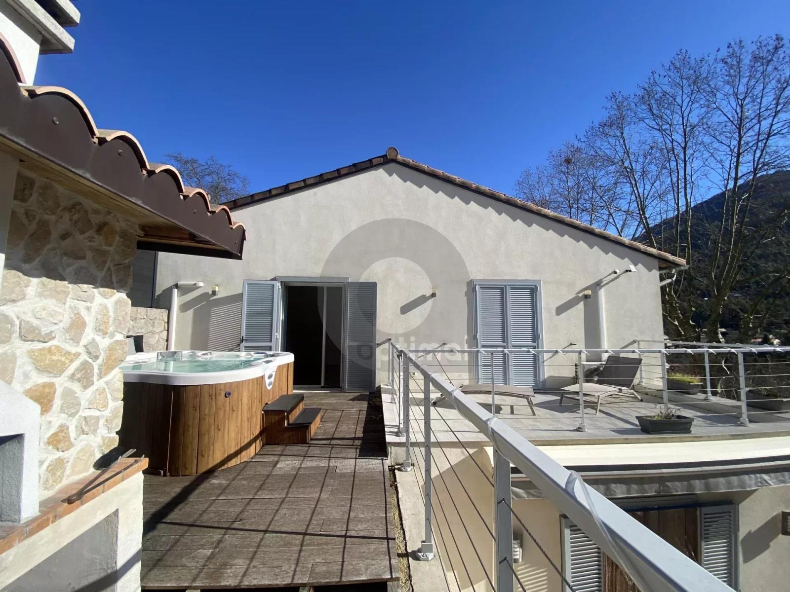 A VENDRE - BELLE MAISON AU CALME CADRE VERDOYANT