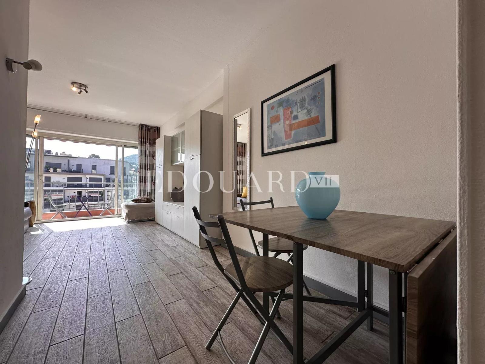 Dans le centre de Menton, en exclusivité grand studio en bon état avec terrasse et agréable vue dégagée