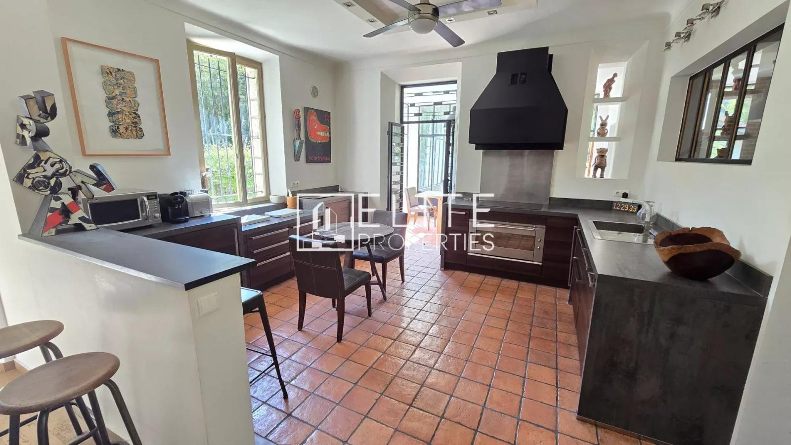 MAISON DE 242 m² AVEC DÉPENDANCES + PISCINE – MOUGINS