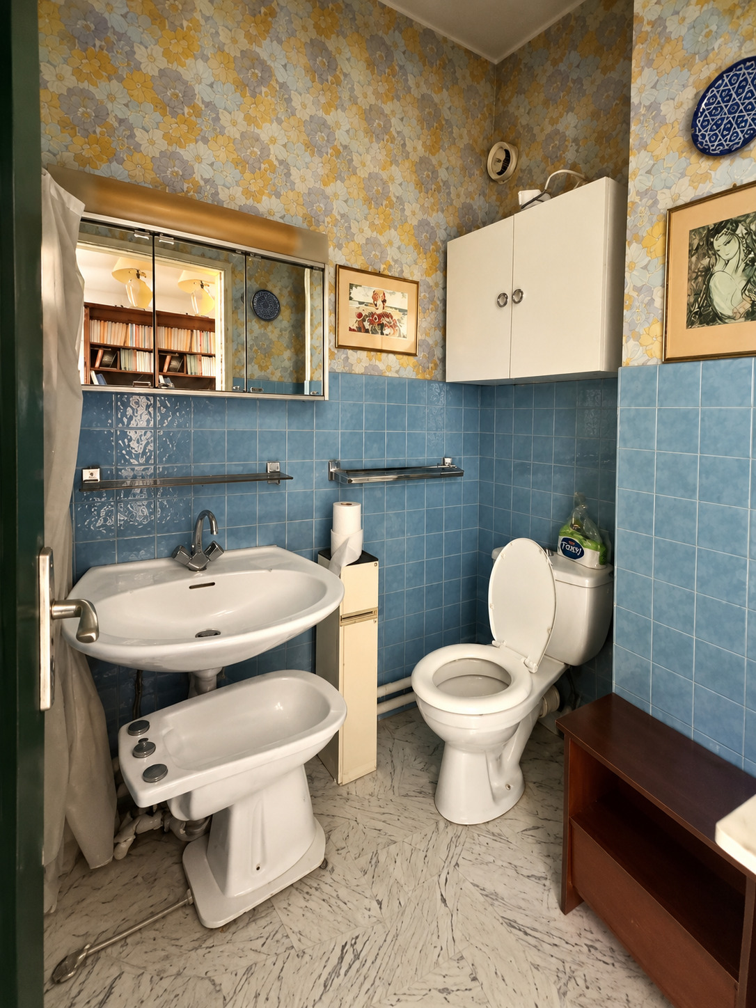 835a8_vintage-blue-tiled-retro-bathroom-1791294528.jpg