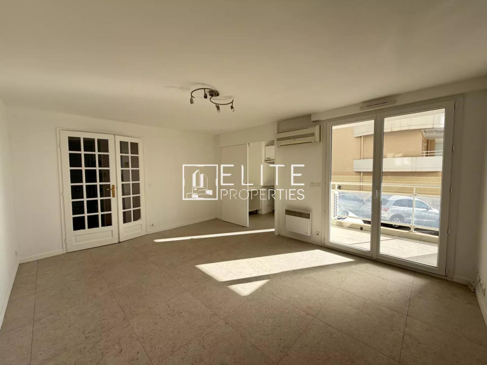 APPARTEMENT 2 PIECES DE 37 m²  - APERÇU MER - CANNES CENTRE
