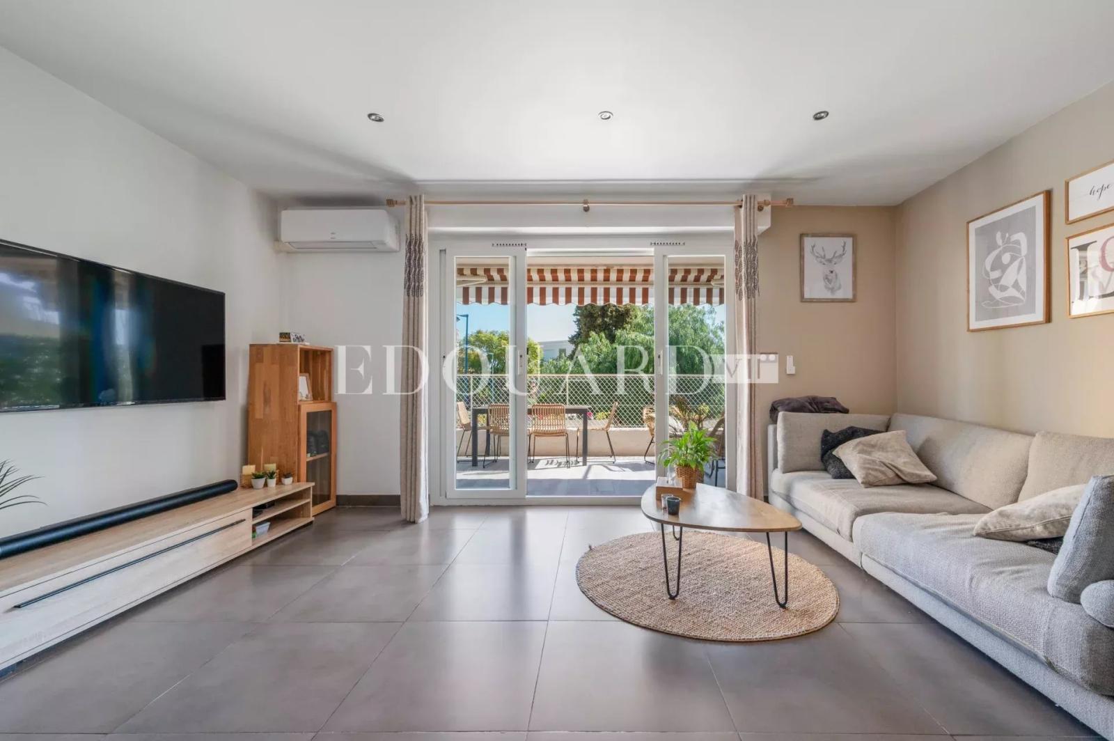 Sur la commune de Villefranche sur Mer,  charmant quatre pièces à vendre avec grande terrasse