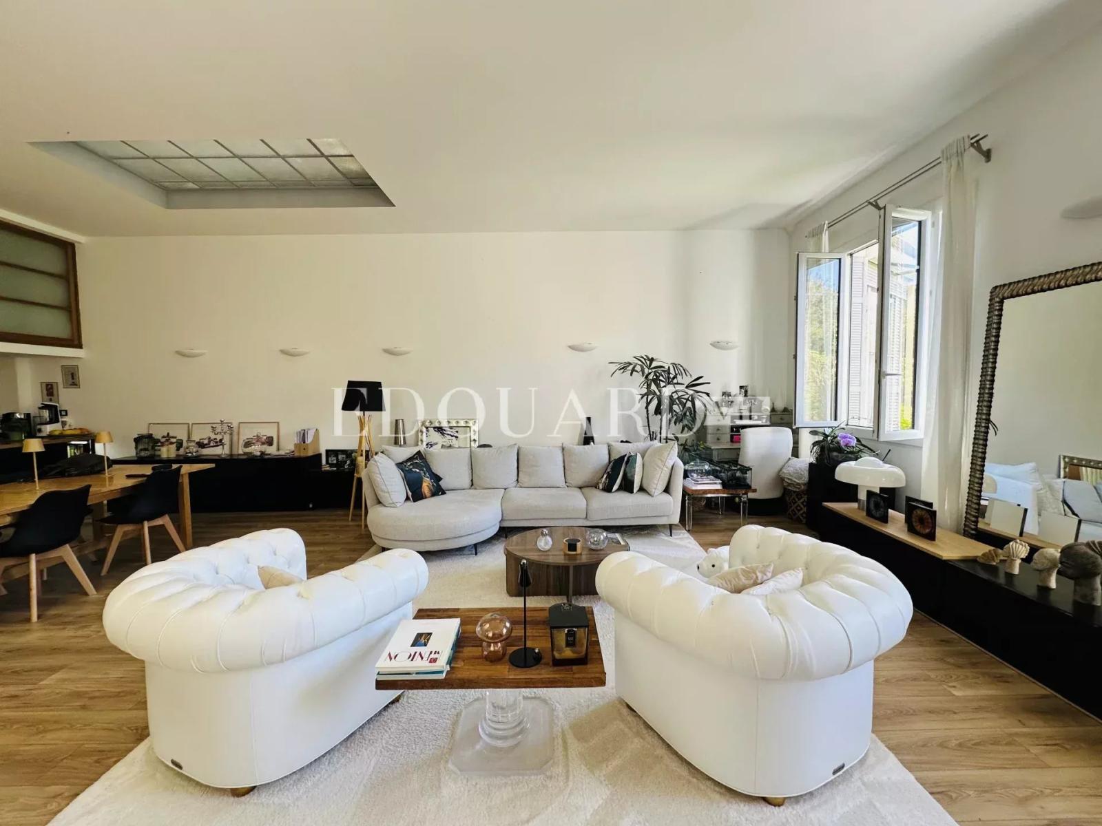 Magnifique quatre pièces entièrement rénové, au premier étage d'un immeuble classé de grand standing