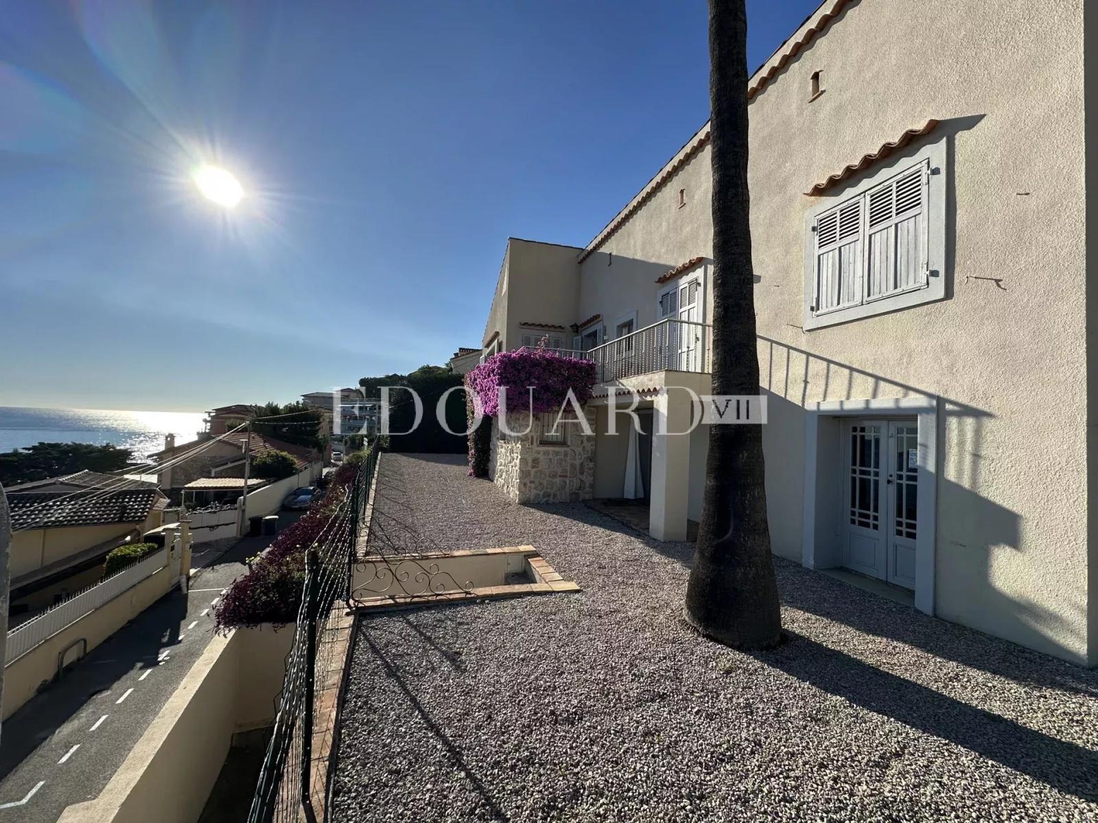 Sur la commune de Roquebrune Cap Martin, villa avec superbe vue mer panoramique et vaste garage