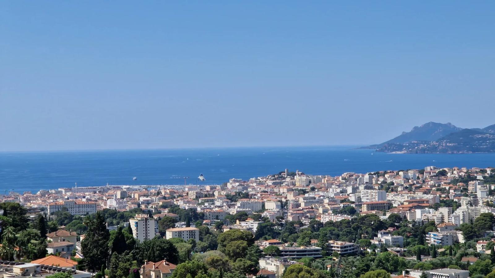 LE CANNET - GRAND APPARTEMENT T4 TRAVERSANT - PLEINE VUE MER