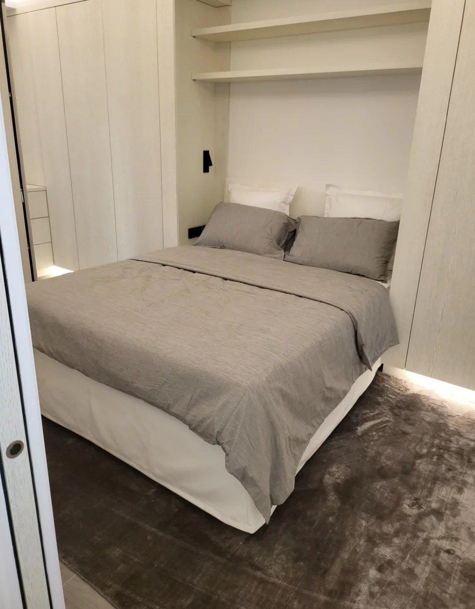 Un appartement luxueusement rénové avec vue sur port de Fontvielle