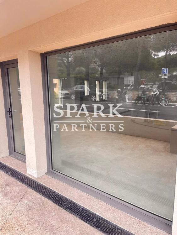 Roquebrune Cap Martin - Local commercial neuf avec vitrines