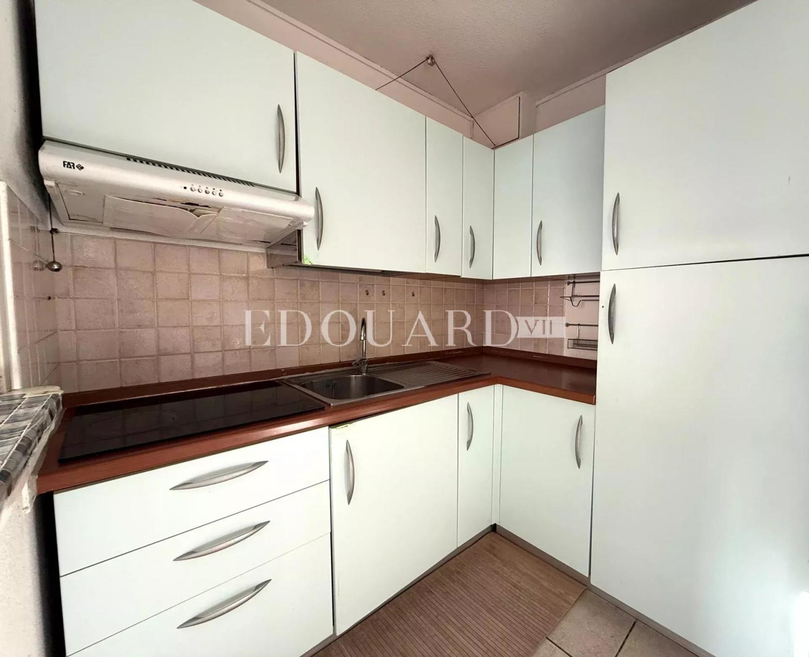 En exclusivité deux pièces avec terrasse, vue mer et parking, dans le splendide quartier résidentiel de Garavan