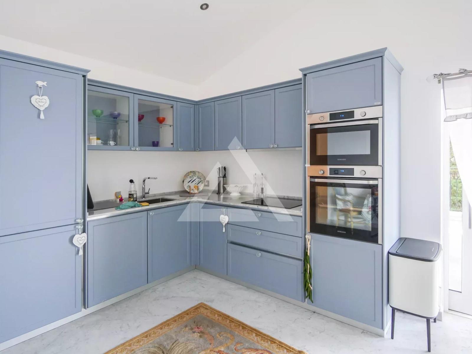 IMMEUBLE AVEC PARKINGS ET GARAGE - LIMITROPHE CAP D'AIL - BELLE VUE MER