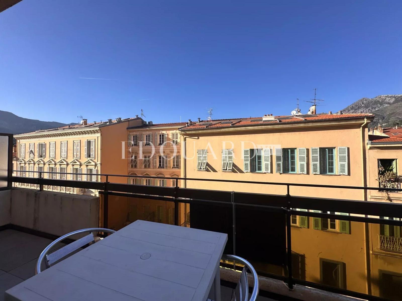 En exclusivité deux pièces en bon état avec terrasse, dans bel immeuble recent en plein centre de Menton