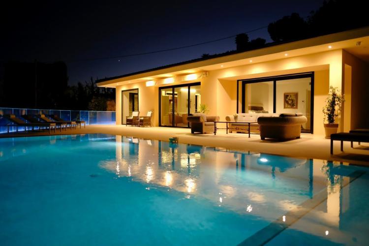 Superbe villa de luxe avec vue imprenable sur la mer, à 10 minutes de Monaco