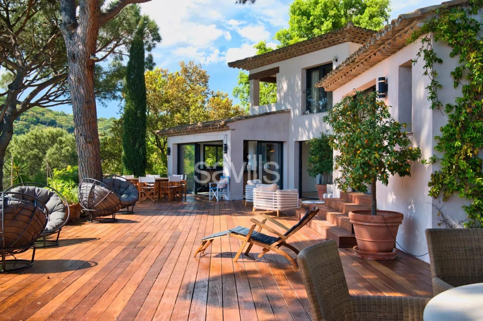 Villa contemporaine six chambres et piscine chauffée