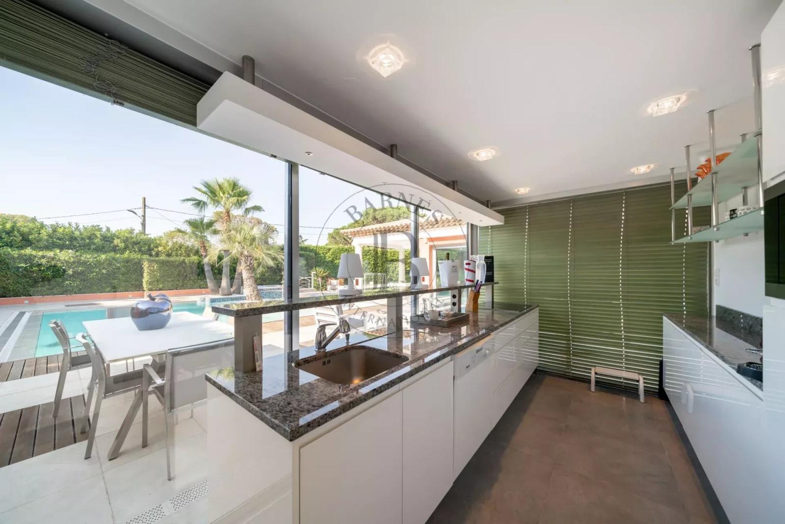 MOUGINS - VILLA DE PLAIN PIED - PROCHE CANNES