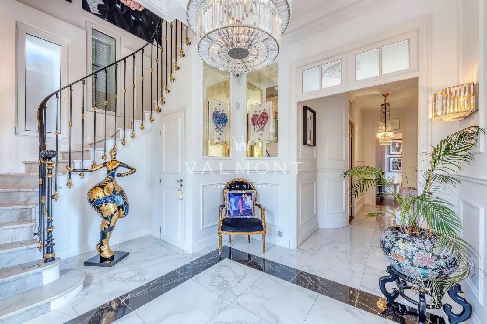 VILLA RAFFINÉE PERCHÉE AU-DESSUS DU VILLAGE D'EZE