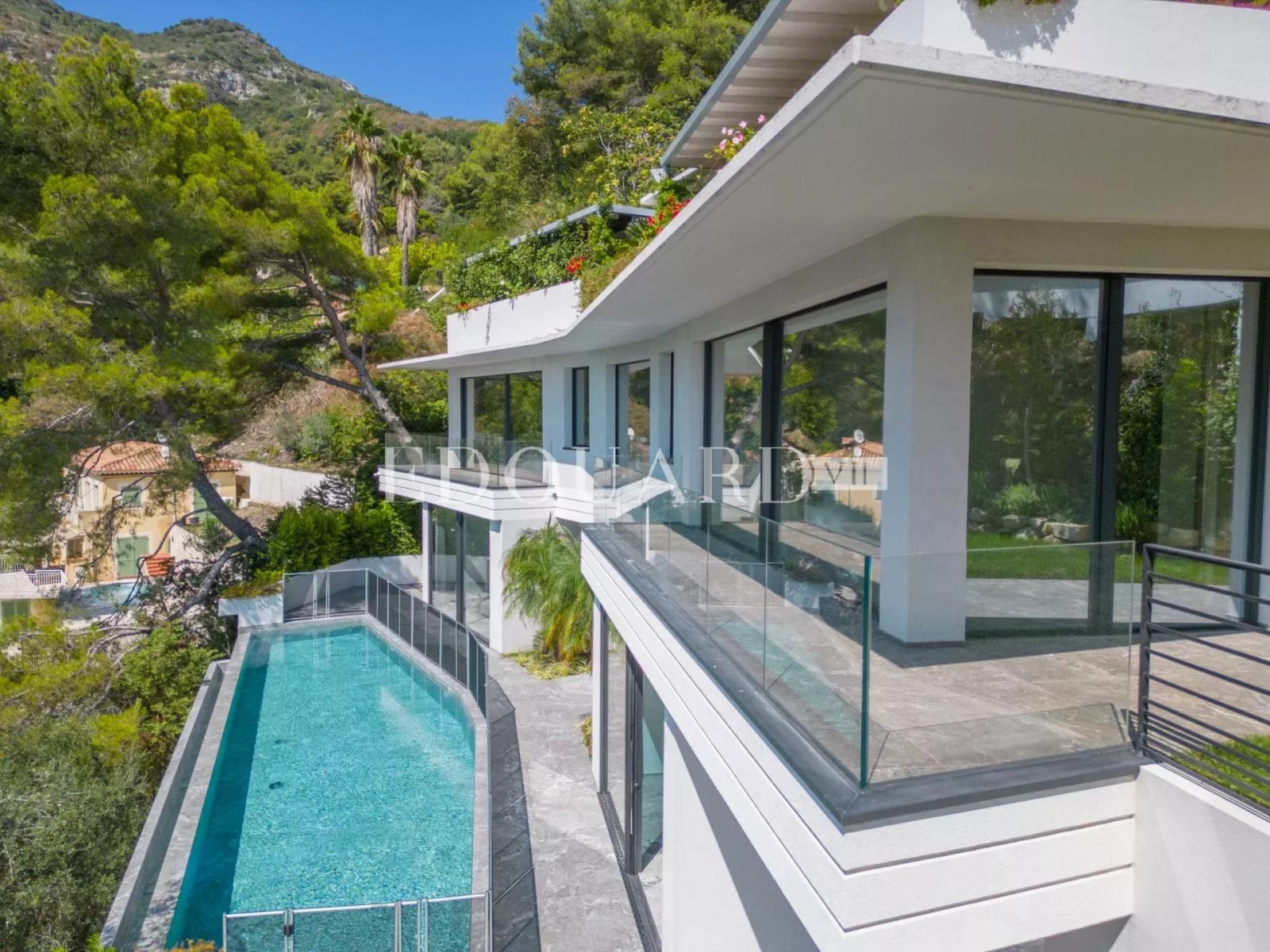 En exclusivité villa neuve avec domotique, ascenseur, grandes terrasses, piscine à débordement et belle vue mer