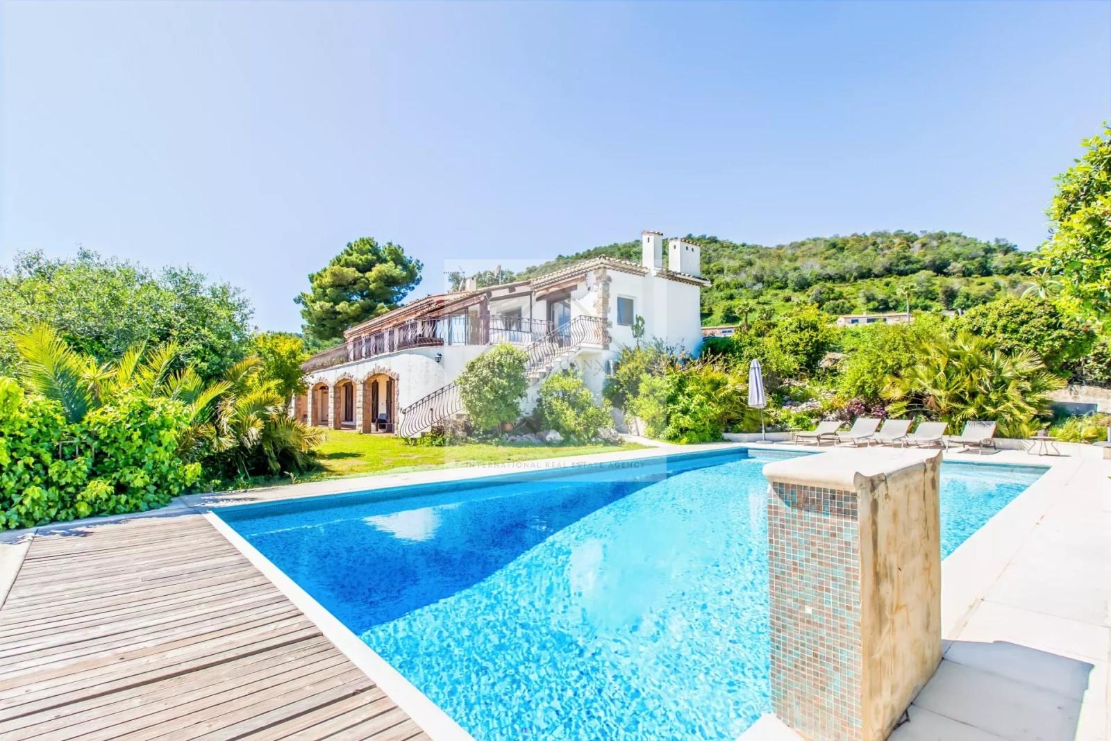 COUP DE CŒUR ASSURÉ – VILLA D’EXCEPTION AVEC VUE MER PANORAMIQUE À 180°