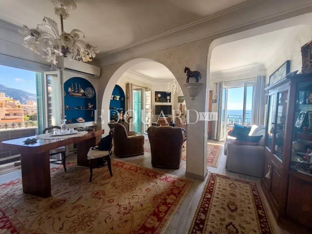 Face à la mer et au Casino Barrière de Menton, deux pièces d'exception en dernier étage avec vue féerique